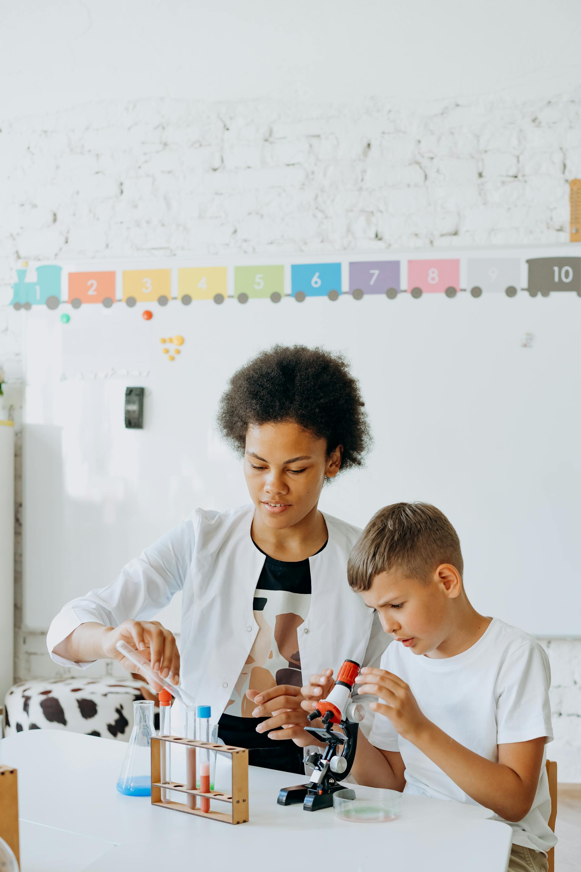 Home Tutor in Dubai teaching student chemistry