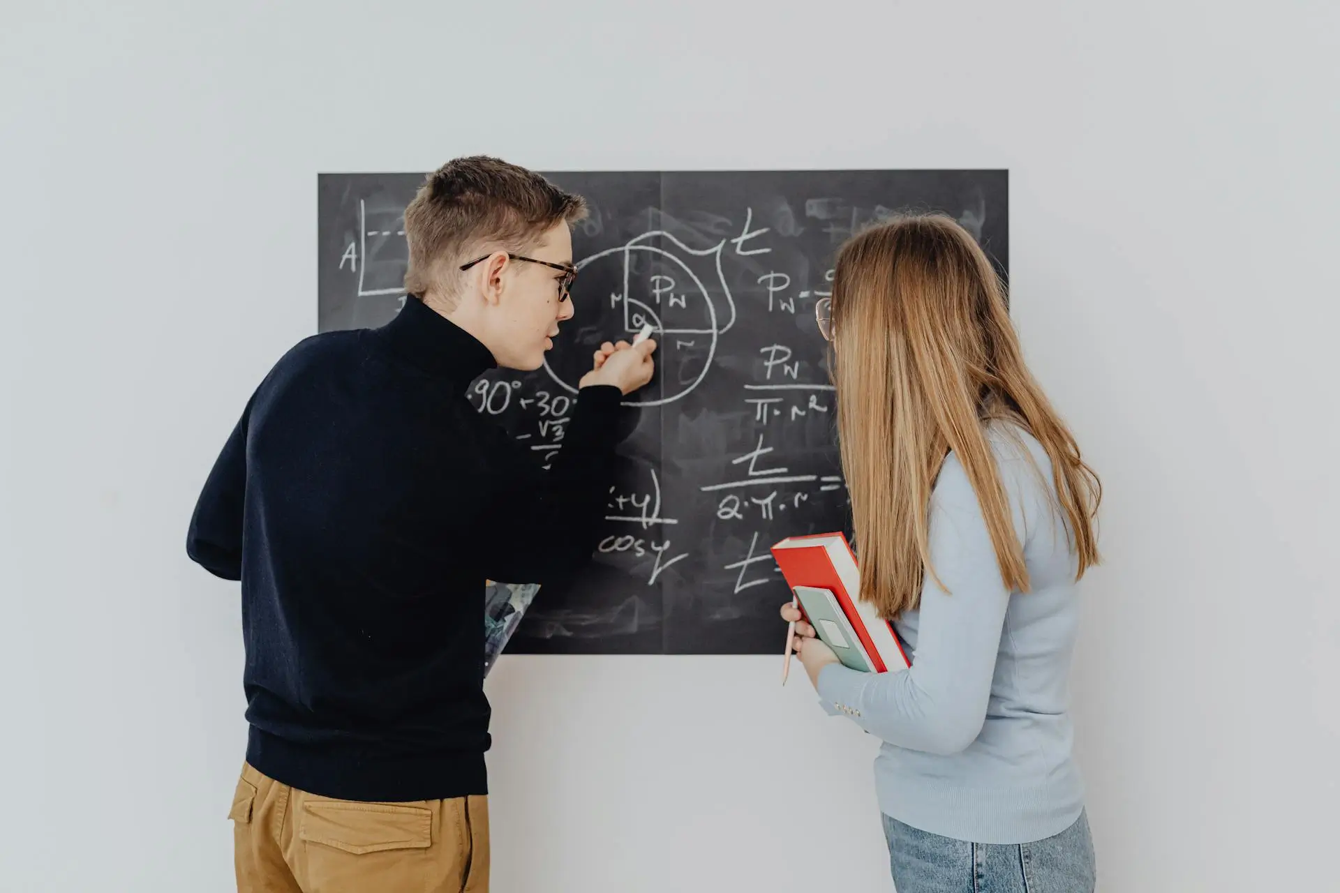 Physics Home Tutor giving physics lessons to student in Dubai