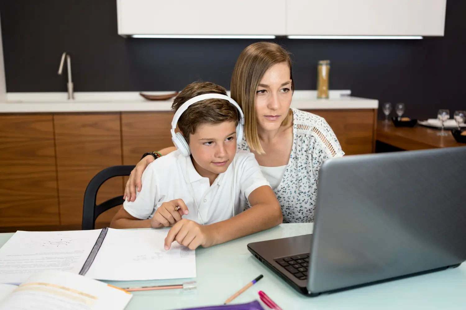 A knowledgeable private AP tutor in Dubai providing focused, one-on-one home tuition to a high school student, preparing them for the College Board AP curriculum and exams.